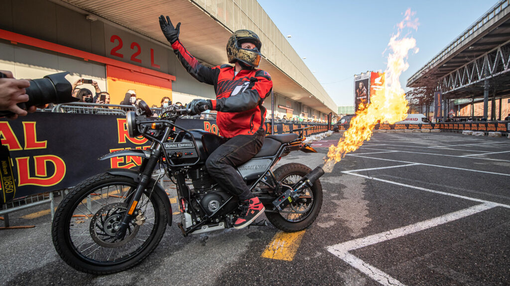 Lee Bowes hará sus acrobacias a los mandos de una Royal Enfield 14 lee-bowers-royal-enfield