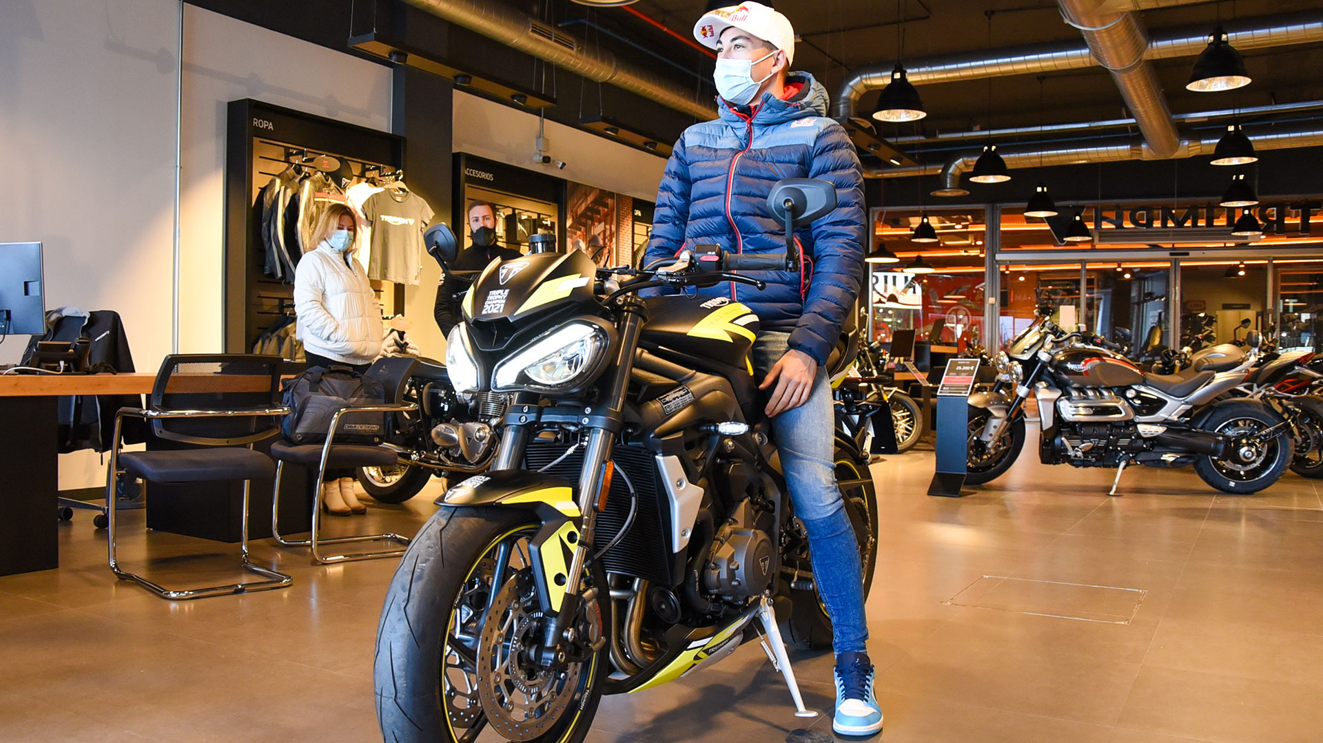 Raúl Fernández regala a su padre una Triumph Street Triple RS personalizada