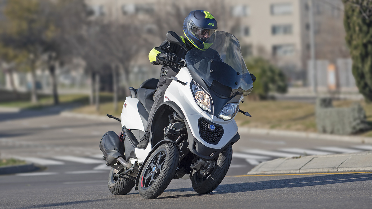 Ahorra 750 euros en la compra del Piaggio MP3 400 y llévate además el seguro gratis 1 Piaggio MP3 400