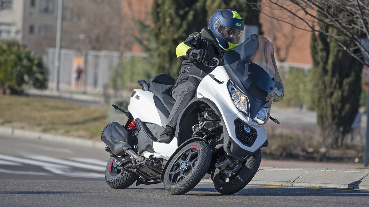 Los 5 mejores scooter de tres ruedas que puedes conducir con el carnet de coche 1 Piaggio MP3 400 2022, prueba formulamoto.es