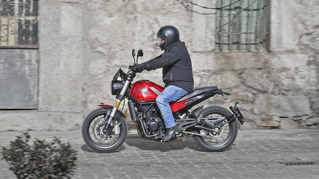 Benelli Leoncino 500 9