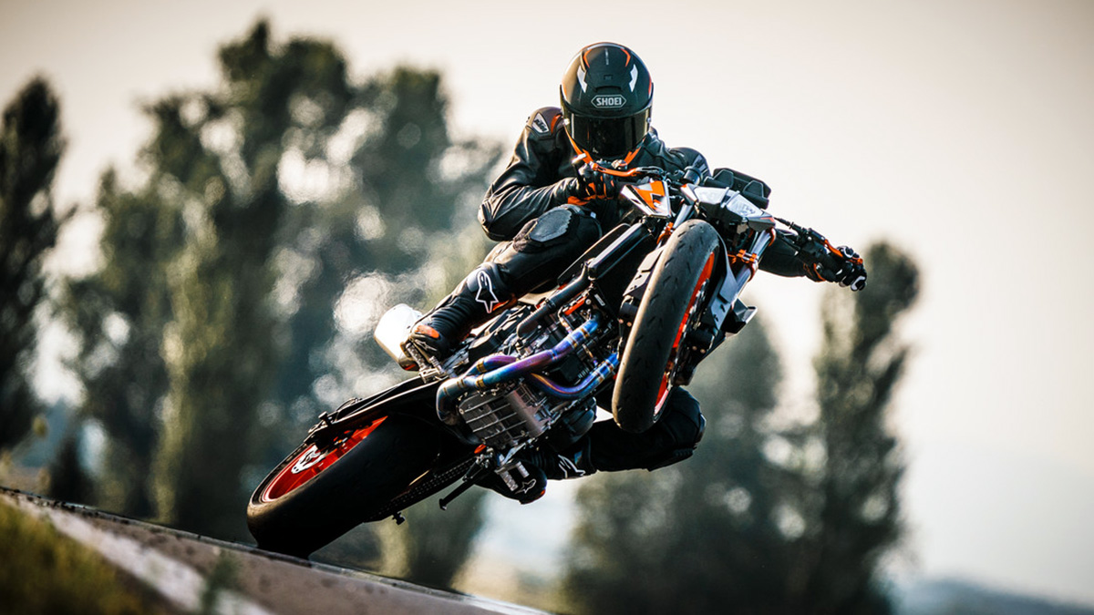 KTM 890 Duke R 2022: nuevo look