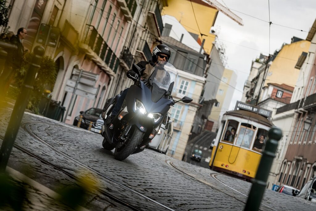 Consejos básicos de conducción con motos de dos y tres ruedas para pilotos noveles 10 Moto scooter ciudad