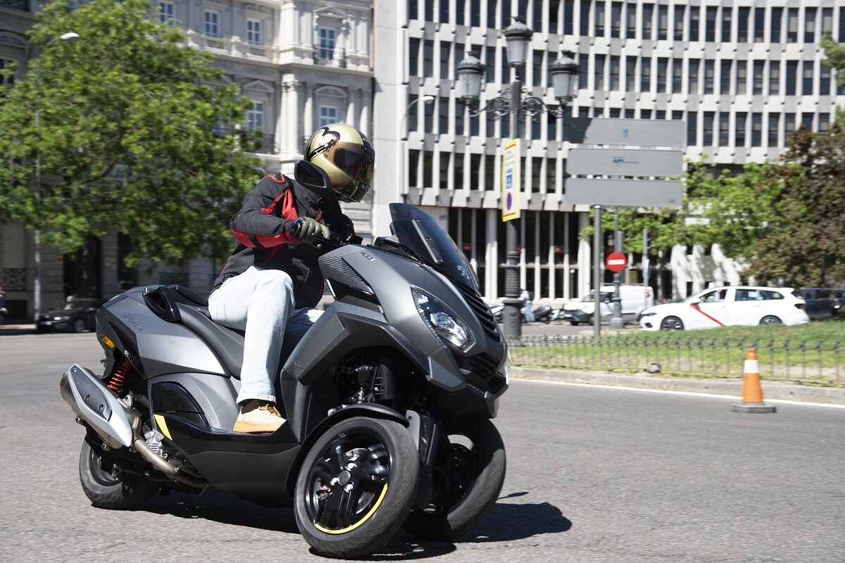 Consejos básicos de conducción con motos de dos y tres ruedas para pilotos noveles 1 PeugeotMotocycles ConsejosPrincipiantes apertura