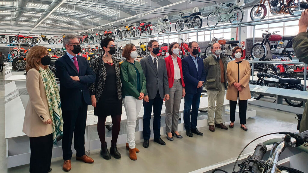 Motos Made in Spain: finalista de los Premios Mototurismo 2022 8 alcalde-ministra-industria-motos-made-in-spain