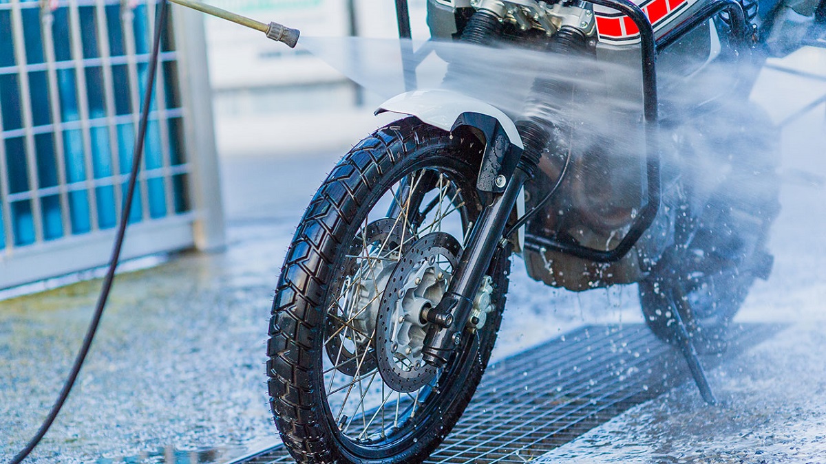 Cómo limpiar la moto para que la pintura y la carrocería se conserven como el primer día 8 lavado moto presion