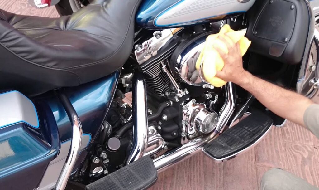 Limpieza de la moto con paño suave