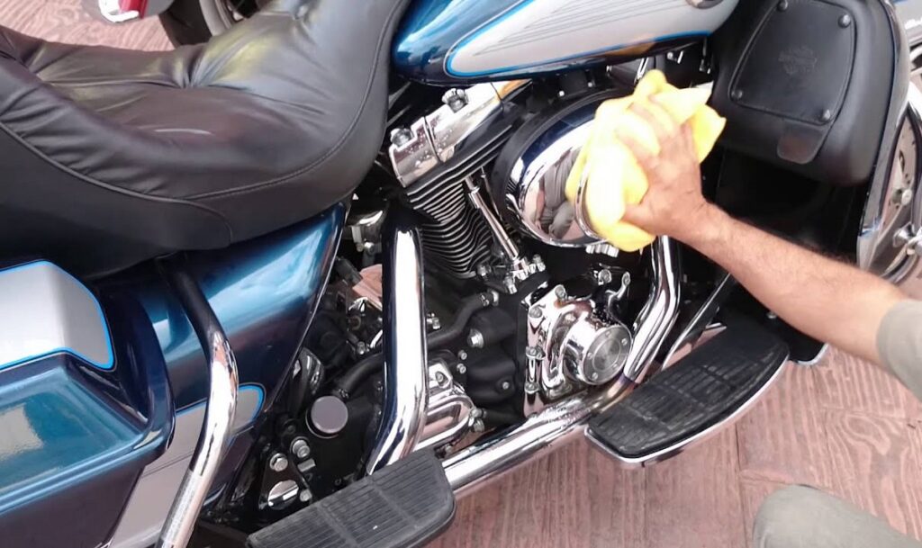 Lavar la moto: 10 aspectos para tener en cuenta 9 Limpieza de la moto con paño suave