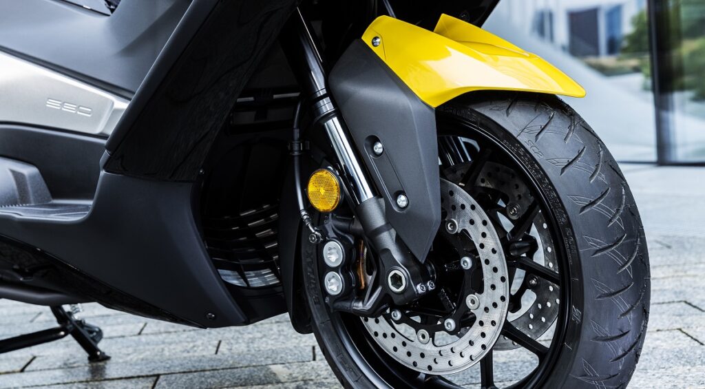 Cómo limpiar la moto para que la pintura y la carrocería se conserven como el primer día 12 limpieza moto discos llantas