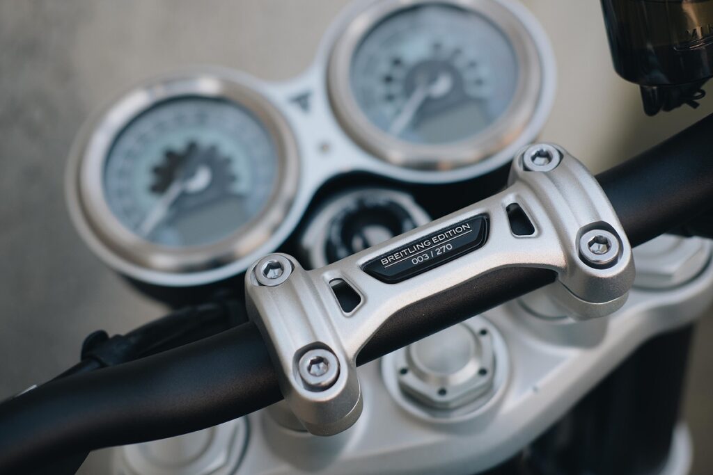 Triumph y Breitling unen sus destinos lanzando dos exclusivas piezas de coleccionista 9 triumph speed twin breitling estatica instrumentacion