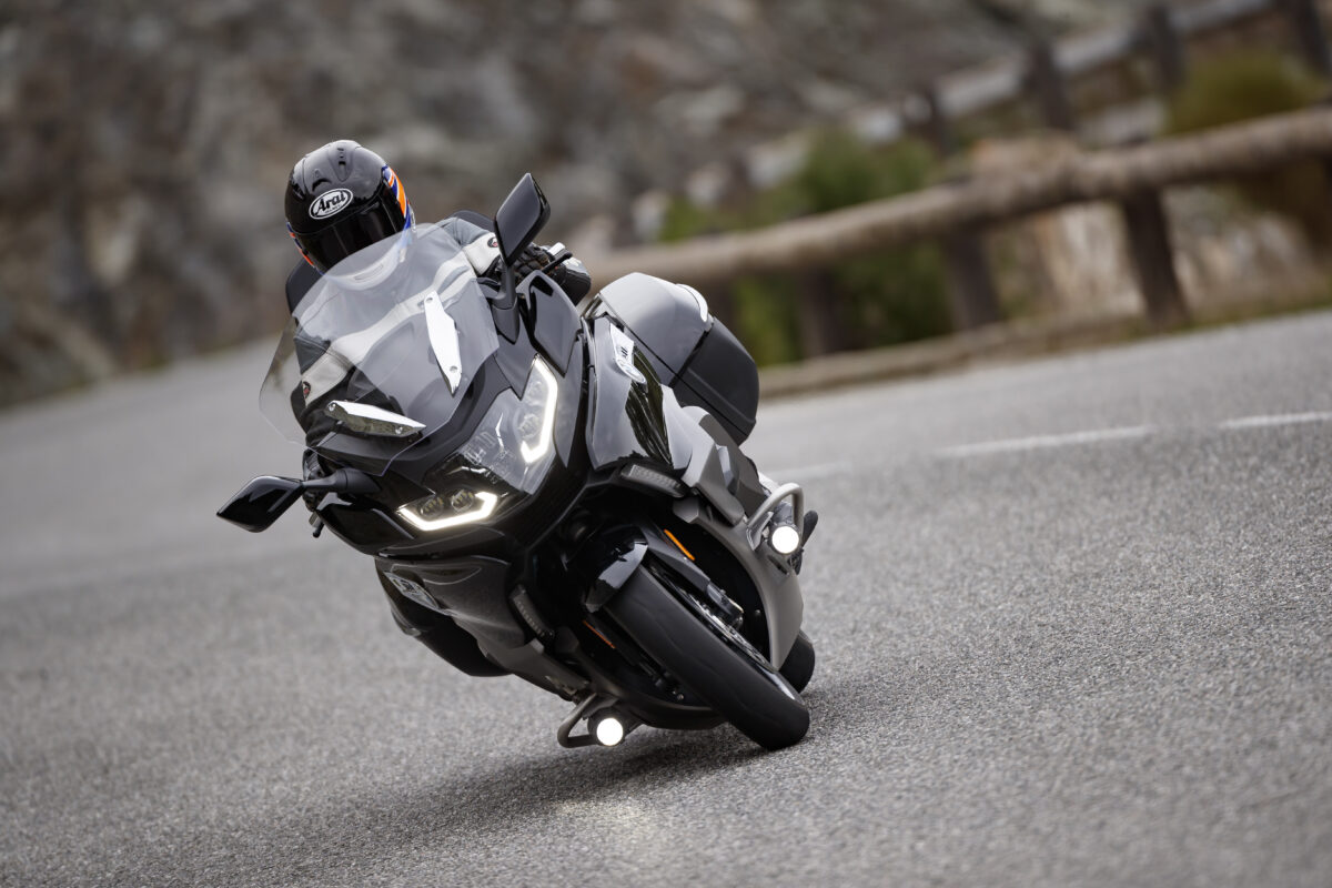 Seguridad en moto: 6 soluciones tecnológicas baratas que aplicar en las motos nuevas 1 BMW_K_1600_GTL_2022