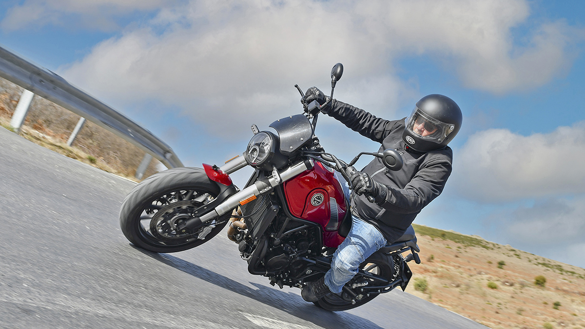 Benelli se prepara para el Black Friday con una suculenta promoción para la Leoncino 500
