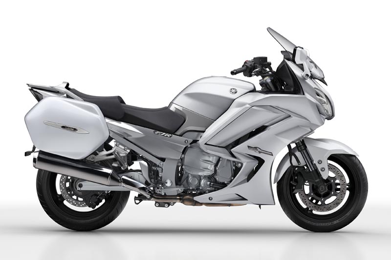 Viajar en moto: estos son los mejores modelos para largos recorridos 17 Yamaha FJR 1300 AE