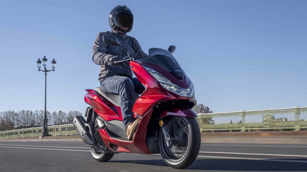 Estos son los scooter 125 de Honda que puedes conducir si tienes carnet de coche 7 Scooter Honda PCX