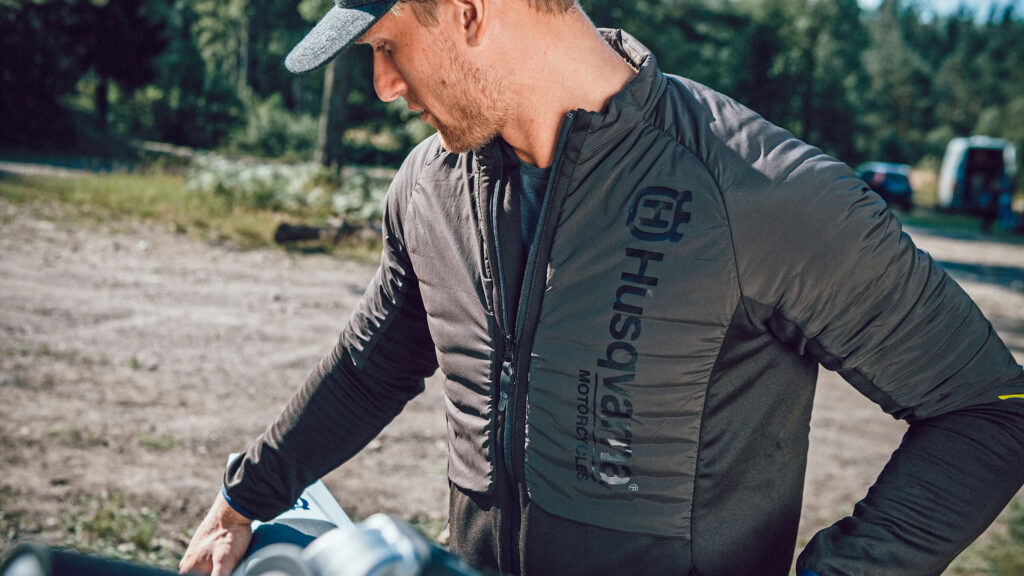 Husqvarna presenta su colección de ropa de 2022 13 coleccion-2022-ropa-husqvarna