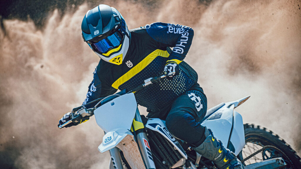 Husqvarna presenta su colección de ropa de 2022 12 coleccion-2022-ropa-husqvarna