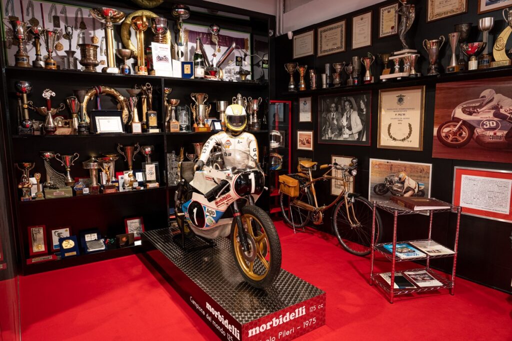 Museo "Moto Dei Miti" de Genesio Bevilacqua: una parrilla legendaria 13 moto dei miti tributo Paolo Pileri interior