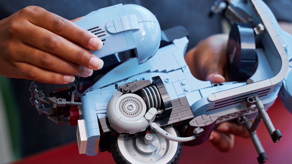 Lego presenta un nuevo set con la Vespa 125 como protagonista 12 vespa-125-lego