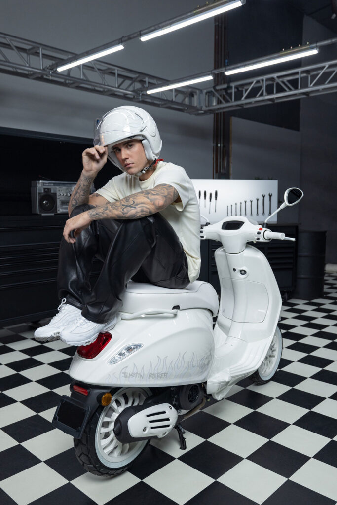 Justin Bieber X Vespa: cuando dos iconos del pop se unen 9 justin-bieber-x-vespa