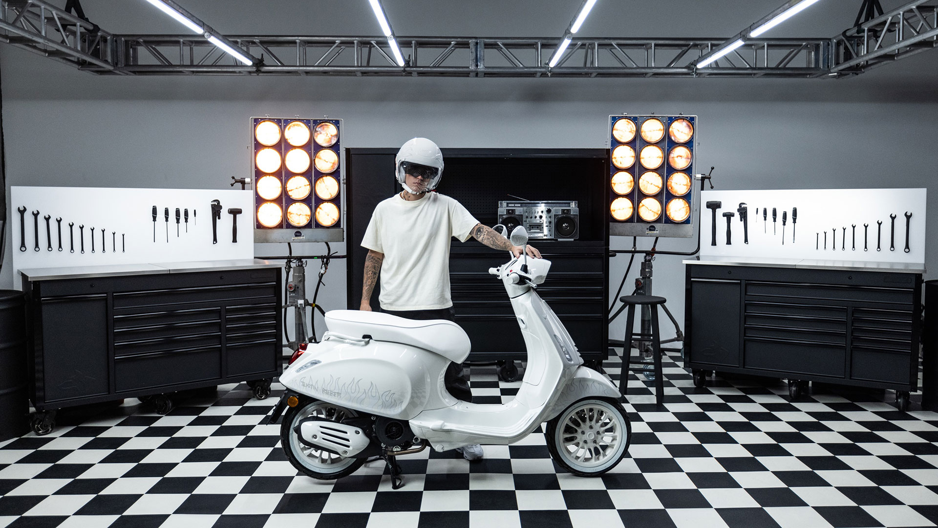 Justin Bieber X Vespa: cuando dos iconos del pop se unen 1 02 JB Vespa 1