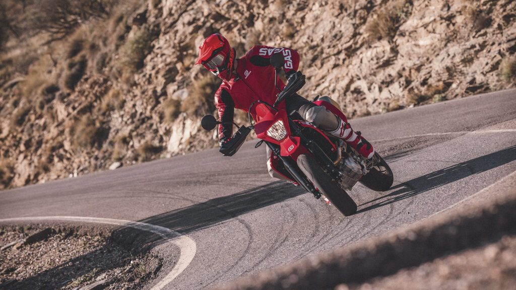 Acuerdo de GasGas con Gimoto: monos 100% personalizables para Supermoto 9 gasgas-sm-700-es-700-2023