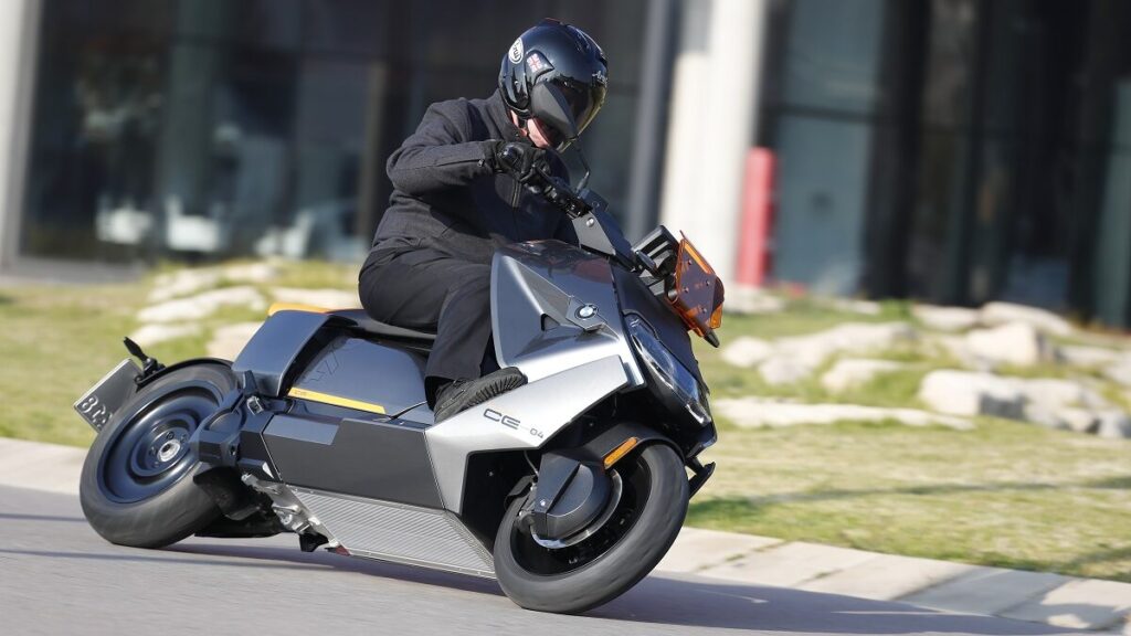 Ayudas del Gobierno por la compra de una moto eléctrica: se quedan fuera los ciclomotores y las motos de más de 10.000 euros 11 BMW CE 04 accion 2 edited 1