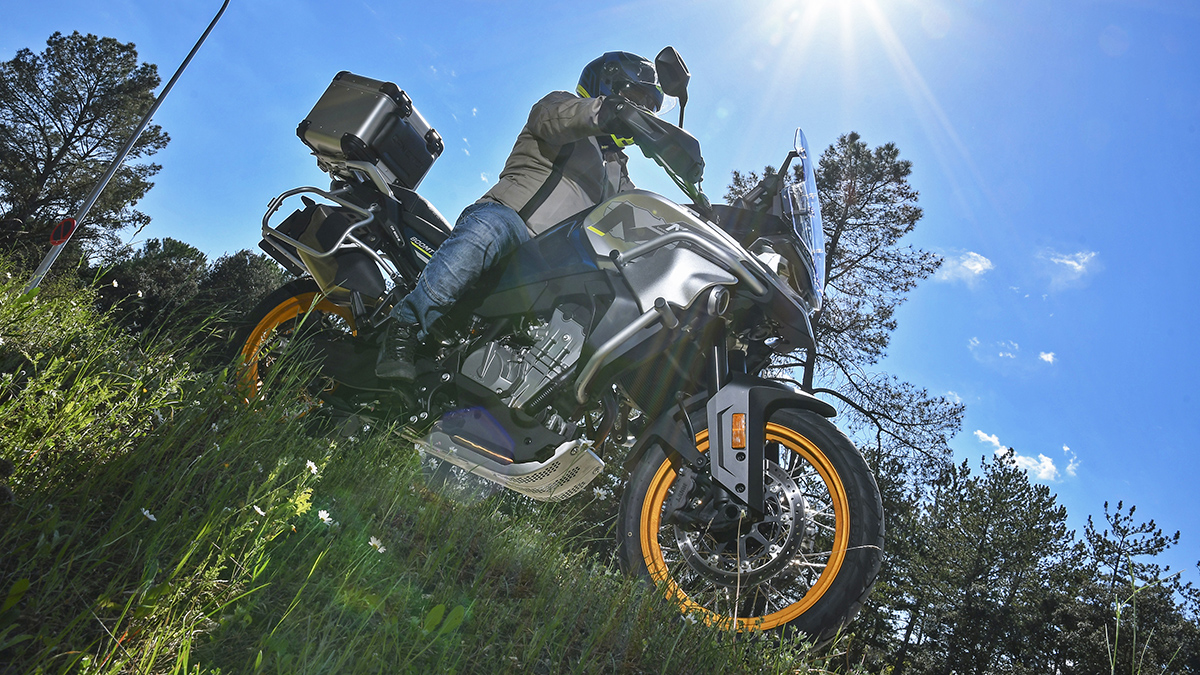 La trail CFMOTO 800MT Touring te regala en conjunto completo original de maletas y top case con un valor de 1.300 euros 1 CFMOTO 800MT