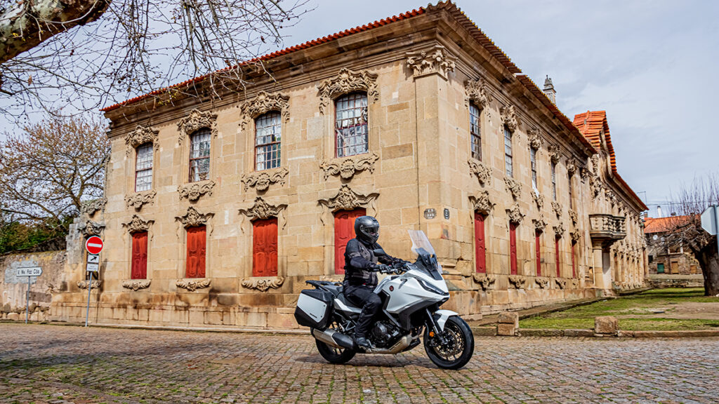 Todo lo que debes tener en cuenta para preparar tu próximo viaje en moto 14 Honda NT1100 5