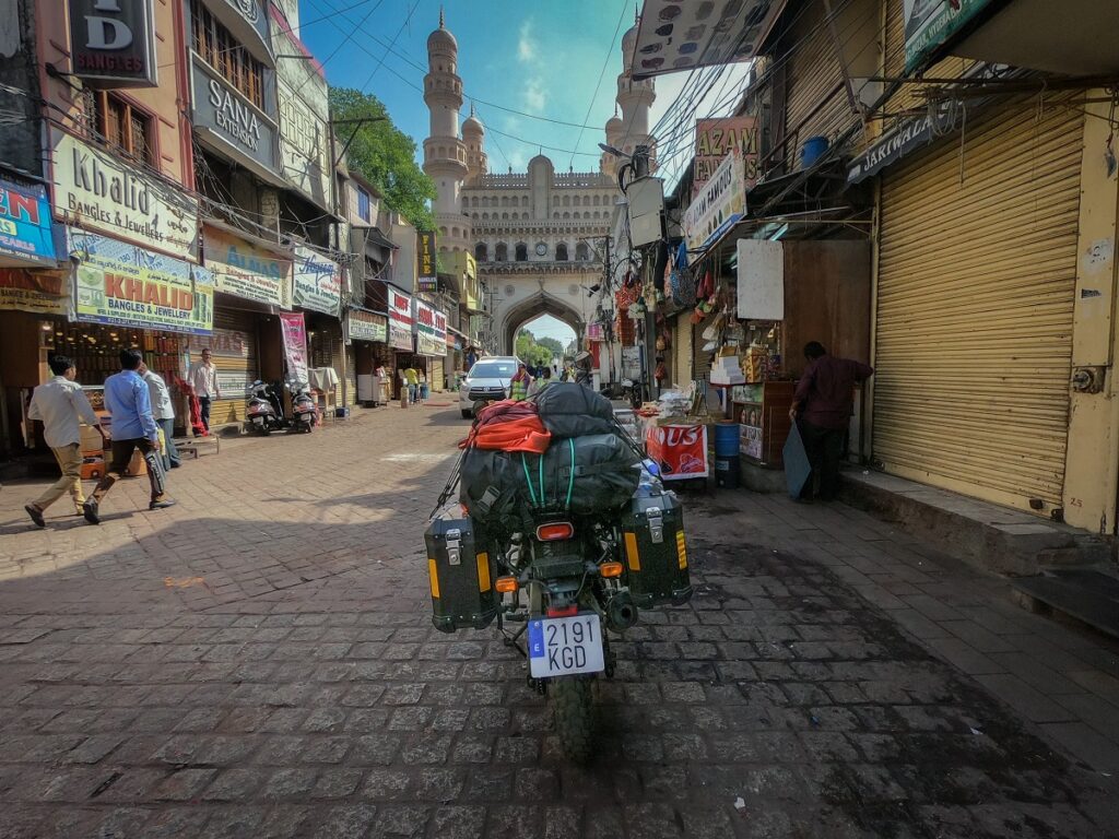 Vuelta al mundo de La Motera: kilómetros solidarios en moto con Marta Insausti 11 La Motera en India 3