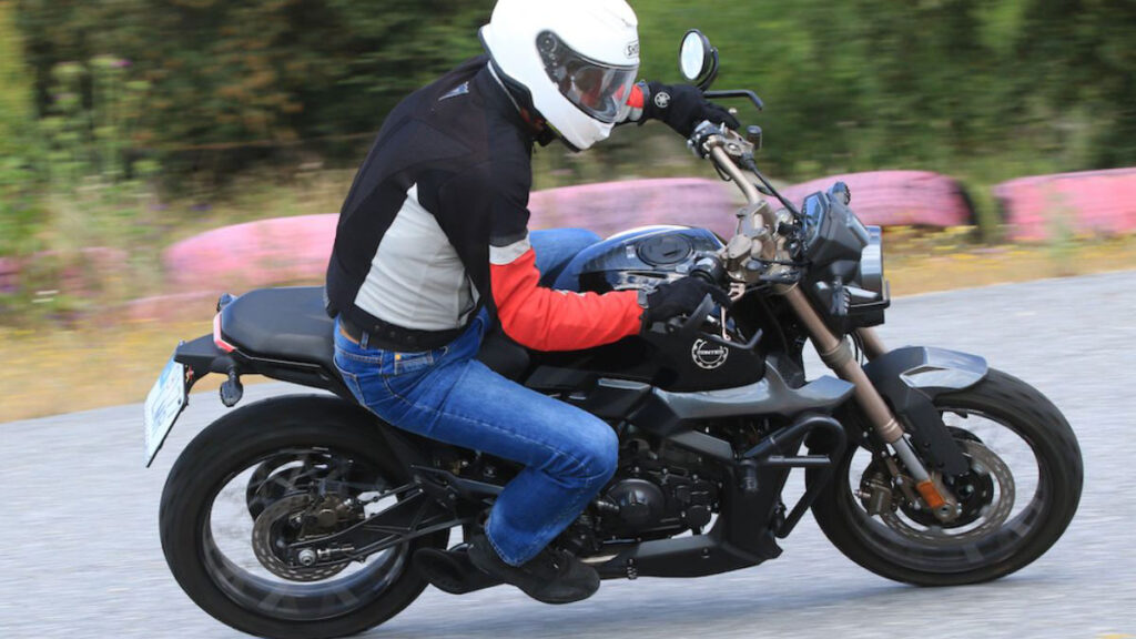 Cómo pasar del coche a la moto con total seguridad 12 moto con carnet b1