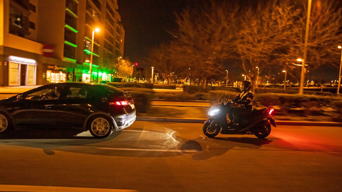 Consejos para evitar un accidente en moto durante la noche