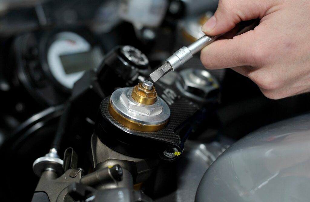 Elementos imprescindibles para entrar a circuito con tu moto 12 Ajuste suspensiones, extensión horquilla