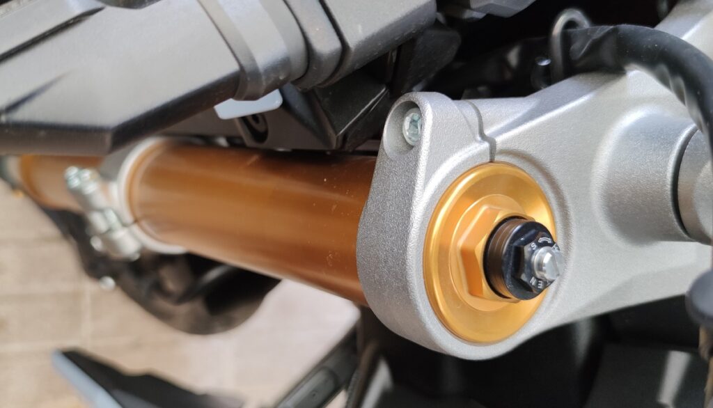 Cómo saber si tu moto tiene desgastes (frenos, líquidos, filtros...) 16 suspensiones_ajustes_horquilla_2