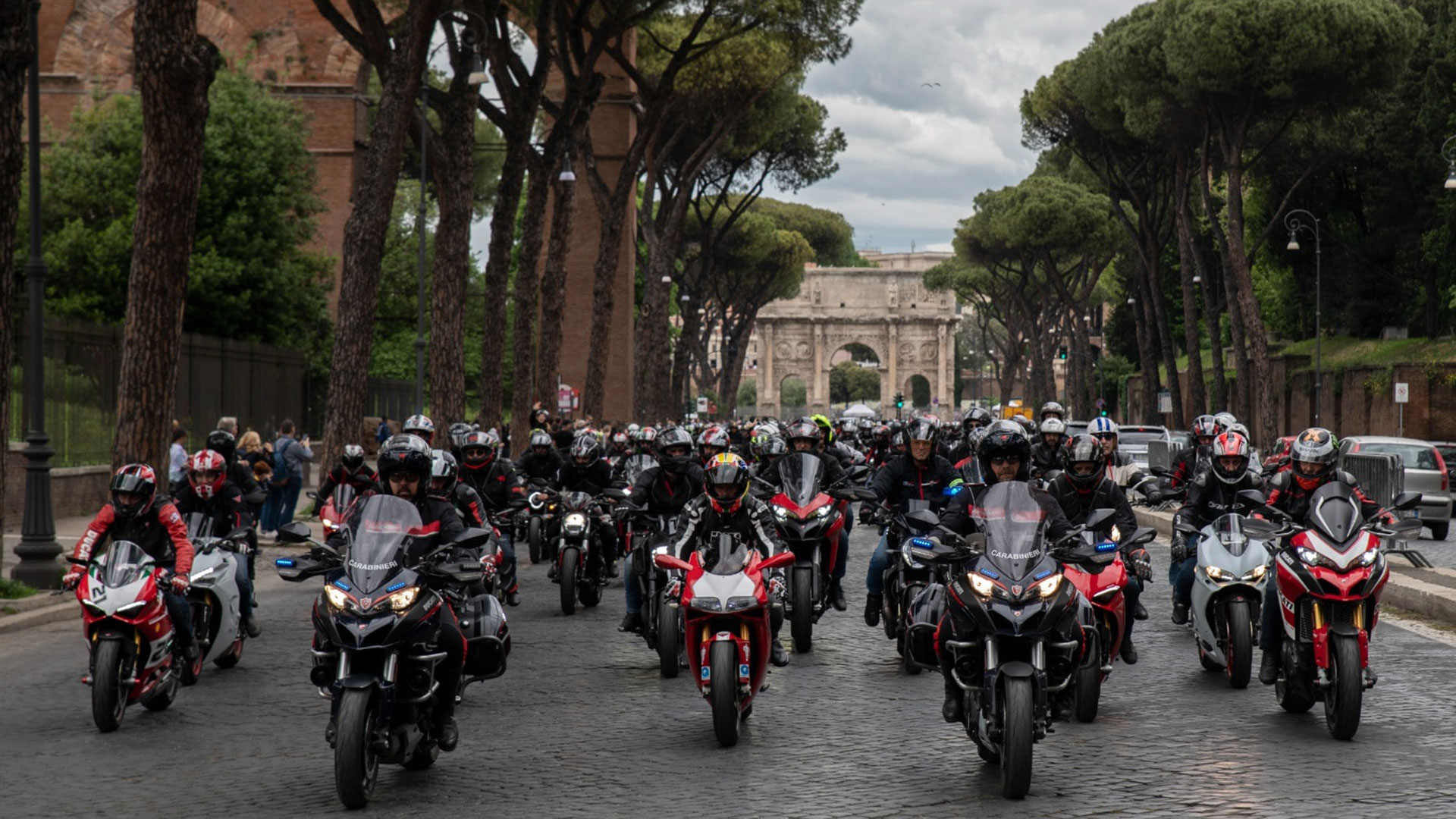 #WeRideAsOne: Ducati tiñe de rojo varias ciudades de todo el mundo