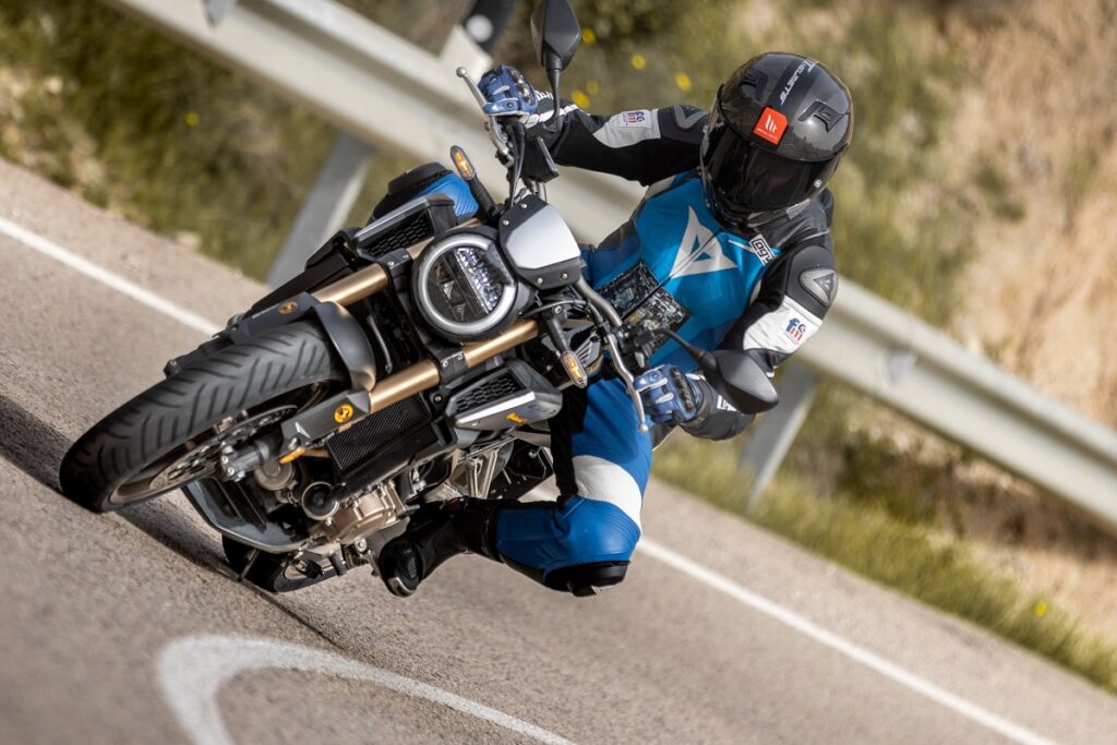Neumáticos Continental ContiRoadAttack 4: con las motos sport-turismo por objetivo 14 ContiRoadAttack 4 accion carretera