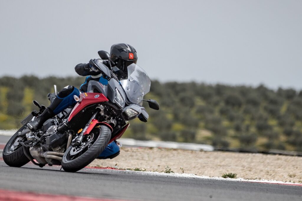 Neumáticos Continental ContiRoadAttack 4: con las motos sport-turismo por objetivo 12 ContiRoadAttack 4 accion circuito