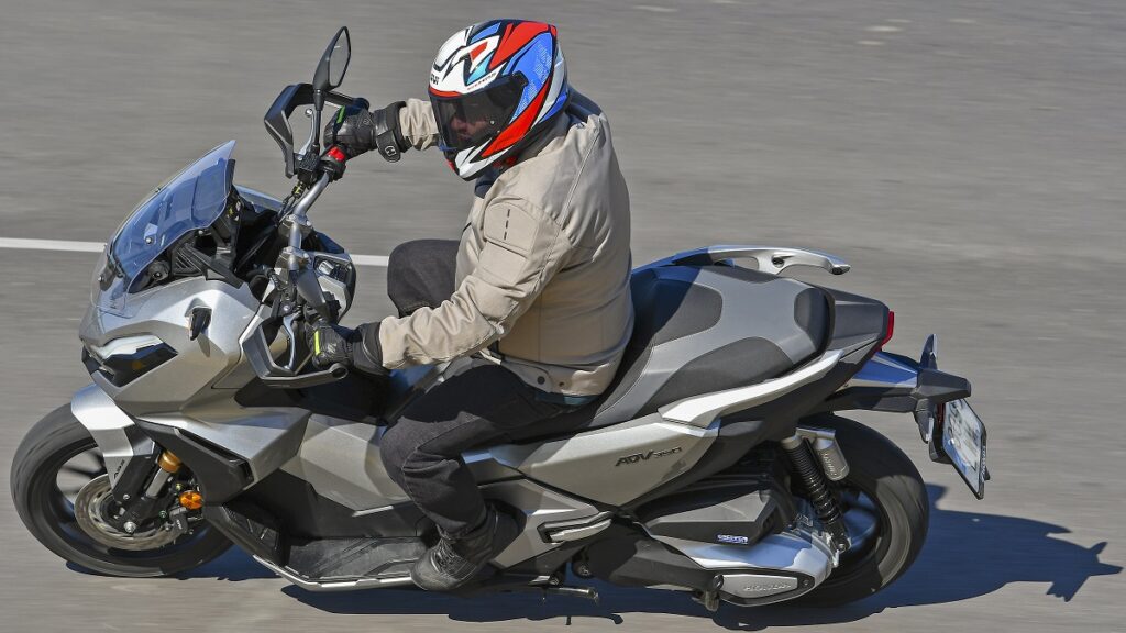 Honda ADV350: la moto más vendida en España para el carnet A2 está en oferta 10 Honda ADV350