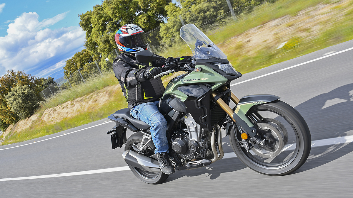 La Honda CB500X es una moto trail que está en oferta con Honda Plus Go! de serie, matricula incluida
