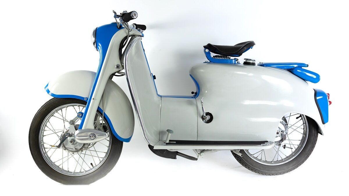 Rieju, una marca histórica española que cumple 80 años de vida 10 RIEJU Isard scooter rueda alta edited