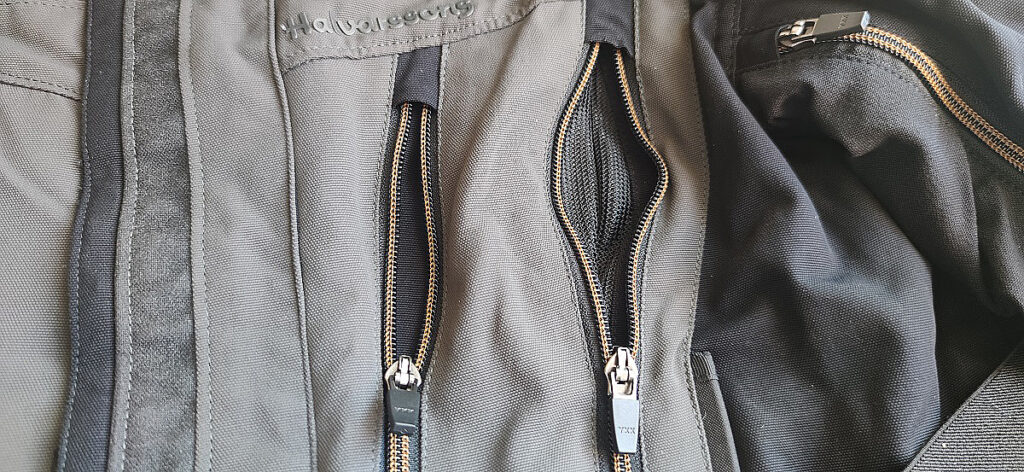 Chaqueta de moto para verano: no salgas sin ella 15 detalle chaqueta bolsillo ventilacion frontales 1