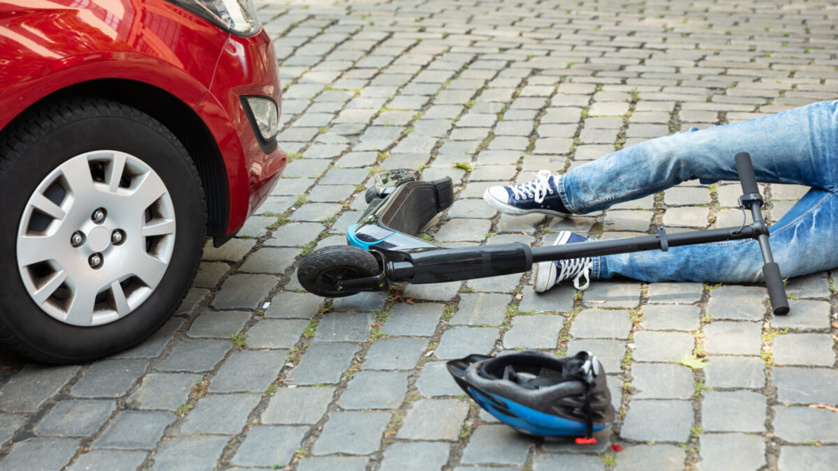 Seguros: ¿qué pasa si chocas con tu moto contra un patinete eléctrico?