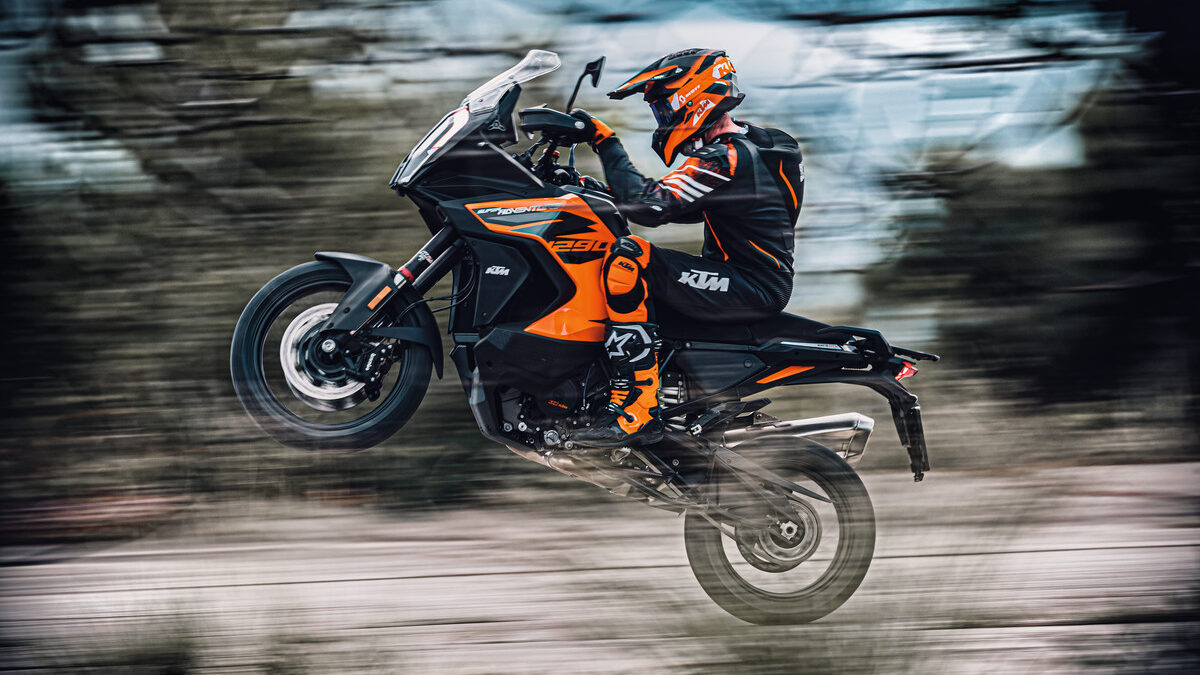 370788 MY21 KTM 1290 SUPER ADVENTURE S accion izquierda 1 edited