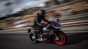 Fotos de la gama Aprilia RS 660 y Aprilia Tuareg 660 en oferta durante los meses de julio y agosto