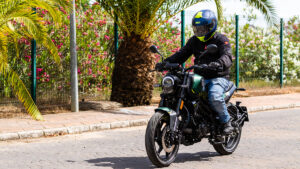 Prueba de la Benelli Leoncino 125