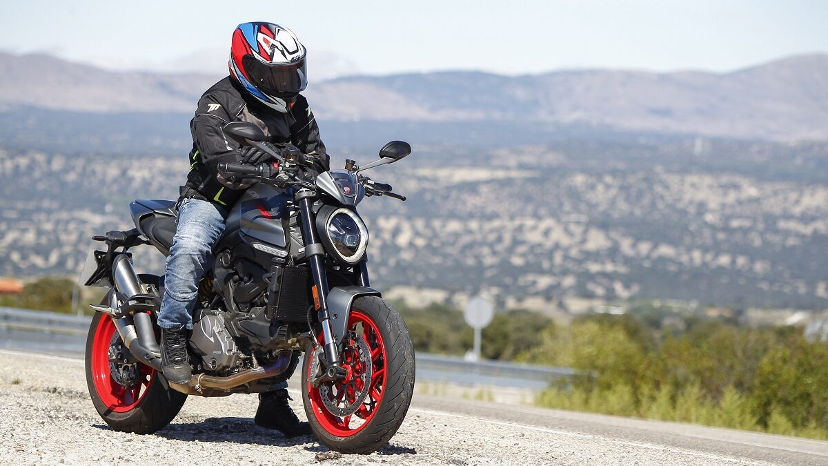 Así se muestra una de las naked de referencia en su versión actualizada 19 Ducati Monster 10 edited