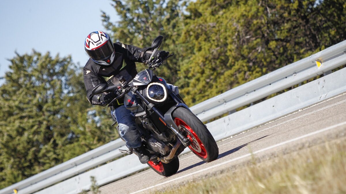 Así se muestra una de las naked de referencia en su versión actualizada 16 Ducati Monster 11 edited