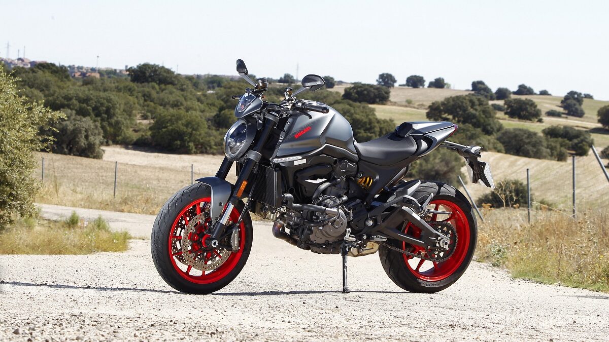 Así se muestra una de las naked de referencia en su versión actualizada 10 Ducati Monster 5 edited