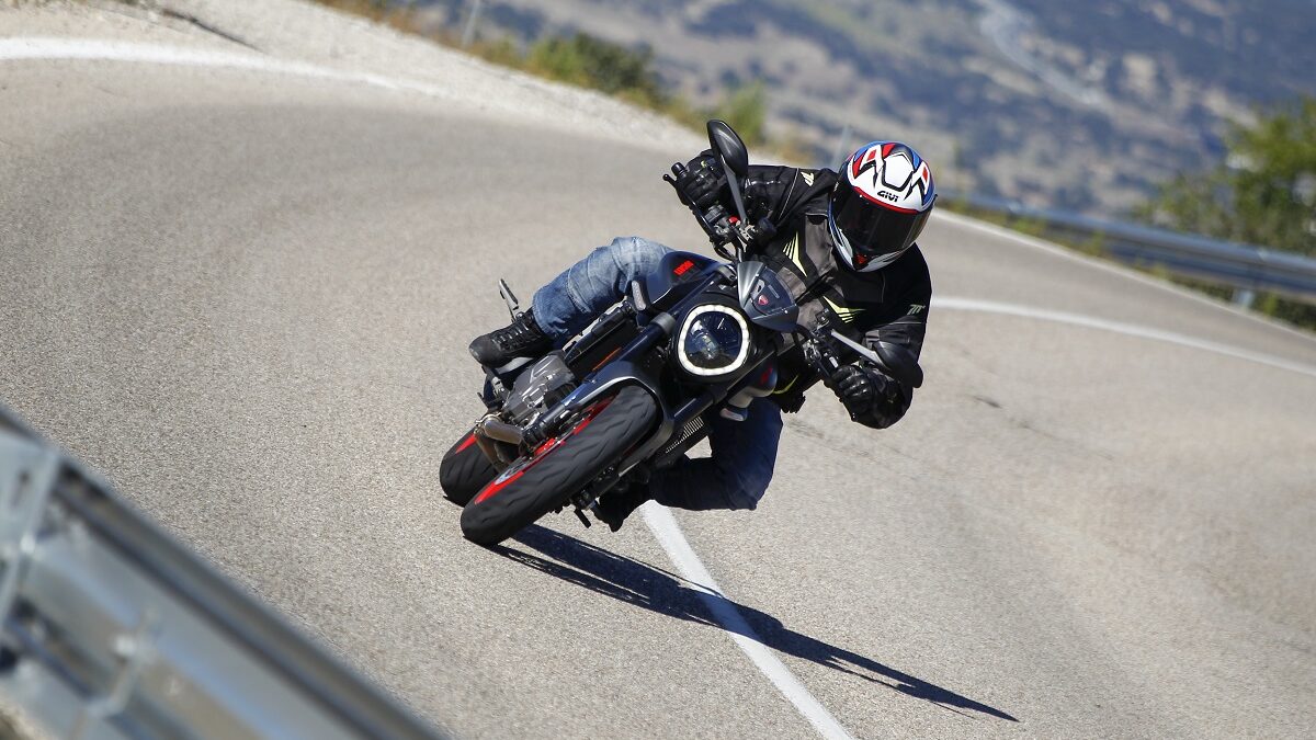 Así se muestra una de las naked de referencia en su versión actualizada 17 Ducati Monster 6 edited