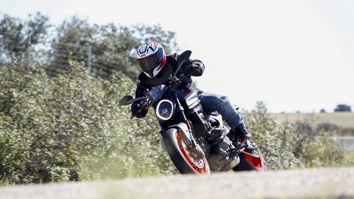 Así se muestra una de las naked de referencia en su versión actualizada 15 Ducati Monster 8 edited