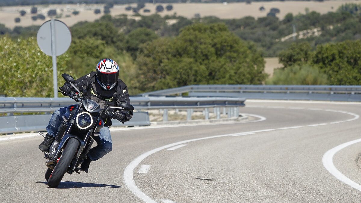Así se muestra una de las naked de referencia en su versión actualizada 18 Ducati Monster 9 edited